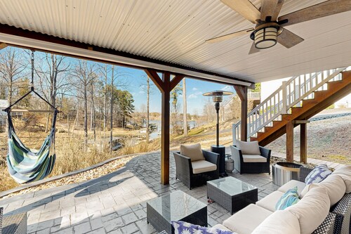 Stellar lakefront oasis with kayaks, SUP, firepits, dock, & games - dog-friendly