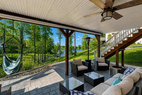 Stellar lakefront oasis with kayaks, SUP, firepits, dock, & games - dog-friendly