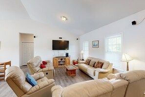 TV, DVD player, video library, stereo - Two-story, lakefront getaway with dock, beach, grill, 2 kayaks, 2 canoes, AC (Orange)