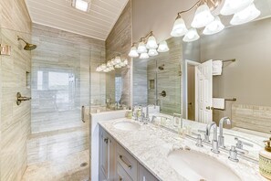 Shower, jetted bath, hair dryer, towels - Secluded Lakefront Gem W/ Free WiFi, Two-Level Deck, Private Dock & Great Views (Mineral)