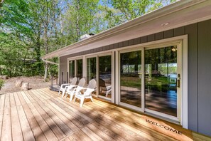 Terrace/patio - Secluded Lakefront Gem W/ Free WiFi, Two-Level Deck, Private Dock & Great Views (Mineral)