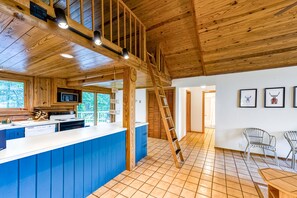 Fridge, microwave, oven, stovetop - Lakeside log home with a private deck, WiFi, firepit, central AC, & washer/dryer (Mineral)