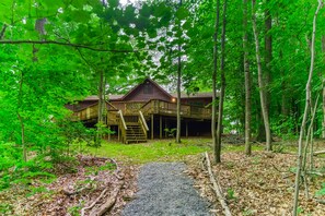 Exterior - Lakeside log home with a private deck, WiFi, firepit, central AC, & washer/dryer (Mineral)