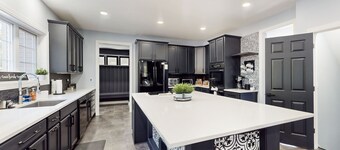 Dog-Friendly spacious house w/private pool, private pool table & ping pong table