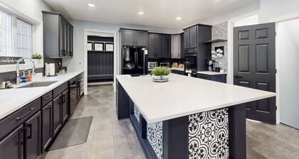 Dog-Friendly spacious house w/private pool, private pool table & ping pong table