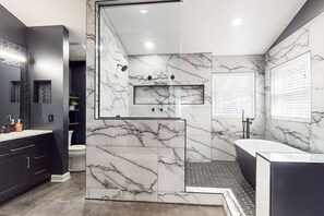 Shower, hair dryer, towels - Dog-Friendly spacious house w/private pool, private pool table & ping pong table (Mineral)