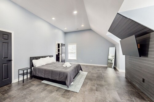 Dog-Friendly spacious house w/private pool, private pool table & ping pong table