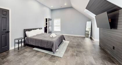 Dog-Friendly spacious house w/private pool, private pool table & ping pong table