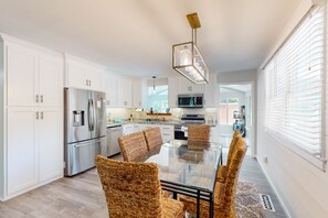 Private kitchen - Renovated house with private pool, water access, boat launch, game room & deck (Mineral)