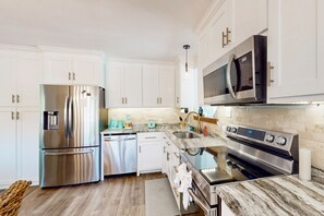 Private kitchen - Renovated house with private pool, water access, boat launch, game room & deck (Mineral)