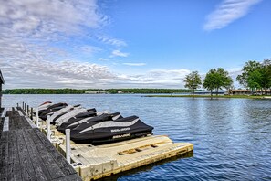 Marina - Lakefront home with kayaks, private patio, air hockey, grill, & balcony (Mineral)