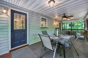 Outdoor dining - Laid-back lake house with porch, deck, grill, firepit, game room, AC, & W/D (Mineral)