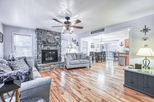 Laid-back lake house with porch, deck, grill, firepit, game room, AC, & W/D
