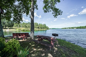 Outdoor dining - Laid-back lake house with porch, deck, grill, firepit, game room, AC, & W/D (Mineral)