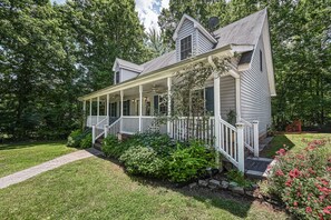 Exterior - Laid-back lake house with porch, deck, grill, firepit, game room, AC, & W/D (Mineral)