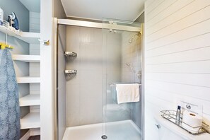 Shower, hair dryer, towels - Spacious lakefront house w/patio, balcony, grill & foosball (Mineral)