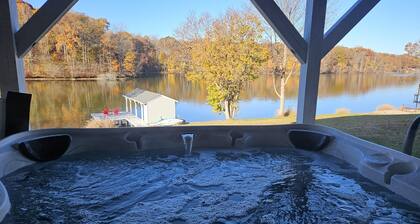 Spacious lakefront house w/patio, balcony, grill & foosball