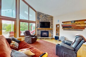 TV - Spacious lakefront house w/patio, balcony, grill & foosball (Mineral)
