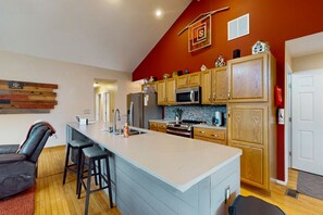 Fridge, microwave, oven, stovetop - Spacious lakefront house w/patio, balcony, grill & foosball (Mineral)