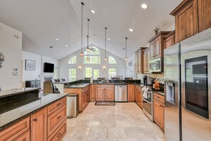 Fridge, microwave, oven, stovetop - Sprawling waterfront home with kayaks, game room, and hot tub (Mineral)