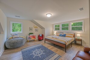 5 bedrooms, free WiFi, bed sheets - Dog-Friendly lakefront home with dock, game room, kayaks, hot tub, & firepit (Mineral)