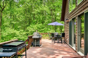 Outdoor dining - Waterfront cabin with private dock, hot tub, air hocky, foosball, deck, & W/D (Mineral)