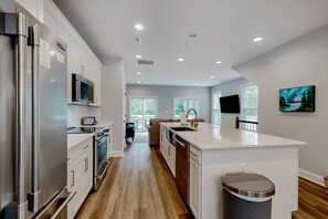 Fridge, microwave, oven, stovetop - Charming lakefront retreat with game room and covered dock access (Mineral)