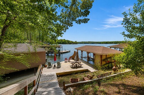 Lakefront house w/ hot tub, game room, & wood fireplace