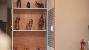 En træreol med forskellige skulpturer og figurer.