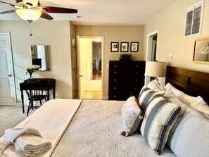 Room - Beautiful retreat with relaxing views, open layout, AC, hot tub, yard & deck (Mineral)