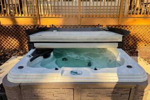 Outdoor spa tub - Beautiful retreat with relaxing views, open layout, AC, hot tub, yard & deck (Mineral)