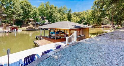 Lakefront house with breathtaking views, private dock & boat launch