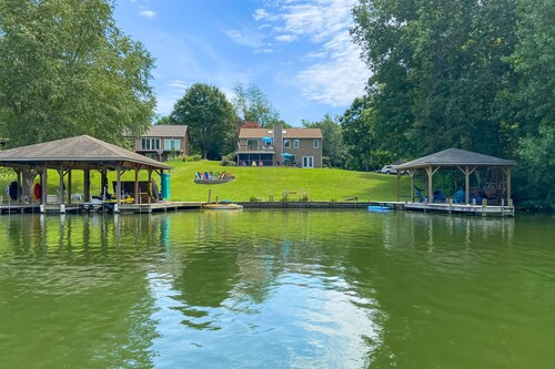 Spacious lakefront house w/ping pong table, fire pit, deck, patio & grill