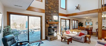 Spacious lakefront house w/ping pong table, fire pit, deck, patio & grill