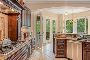 Fridge, microwave, oven, stovetop - Spacious waterfront house with private hot tub, sauna, pool table (Mineral)