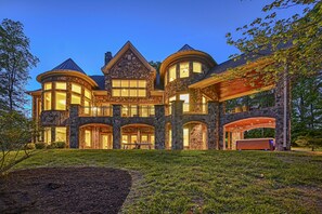 Exterior - Spacious waterfront house with private hot tub, sauna, pool table (Mineral)