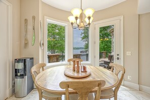Dining - Spacious waterfront house with private hot tub, sauna, pool table (Mineral)
