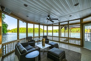 Property grounds - Spacious waterfront house with private hot tub, sauna, pool table (Mineral)