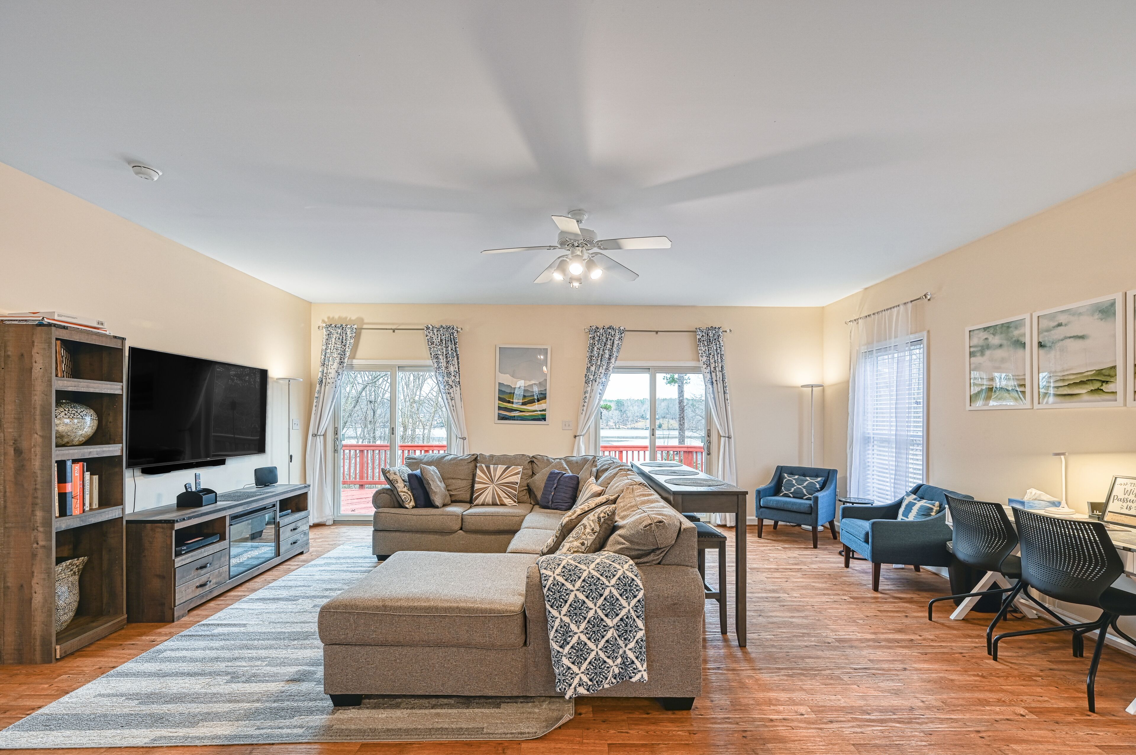Lakeside Retreat With A Firepit, Dock, Deck, Hot Tub, Pool Table - Dog Friendly - Lake Anna, VA