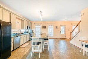 Fridge, microwave, oven, stovetop - Lakeside retreat with a firepit, dock, deck, hot tub, pool table - dog friendly (Orange)