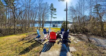 Lakeside retreat with a firepit, dock, deck, hot tub, pool table - dog friendly