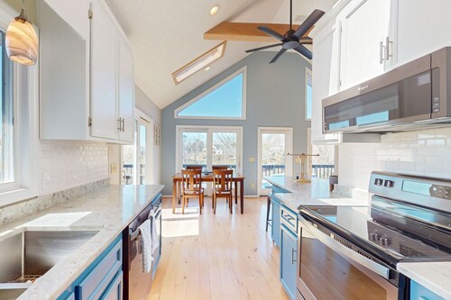 Updated lakefront home & studio with water views, hot tub, dock & game room