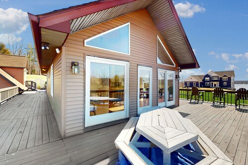 Updated lakefront home & studio with water views, hot tub, dock & game room