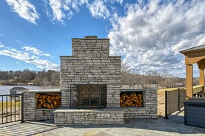 Terrace/patio - Charming dog-friendly lakefront villa with private dock, firepit, stunning views (Orange)