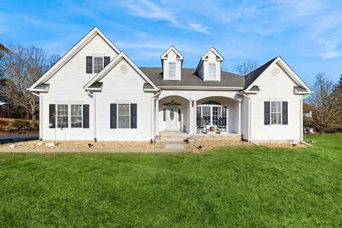 Peaceful lakeside retreat with hot tub, private pool, dock & paddle boards