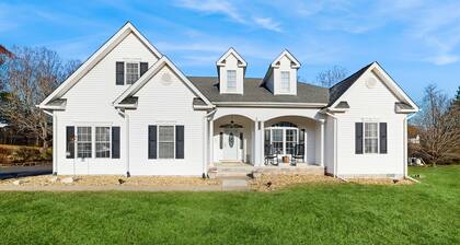 Peaceful lakeside retreat with hot tub, private pool, dock & paddle boards