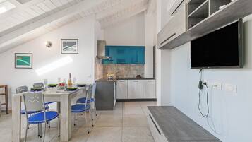 Appartamento familiare, 2 camere da letto, microonde, fronte mare (Casa Elisa - Sea Front) | Pasti in camera