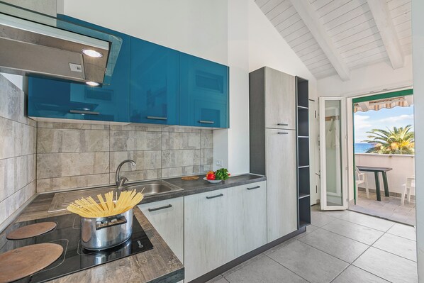 Familienapartment, Mehrere Schlafzimmer, Meerseite (Casa Elisa - Sea Front) | Eigene Küche | Kühlschrank, Mikrowelle, Ofen, Herdplatte