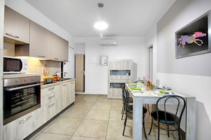 Family Apartment, Multiple Bedrooms, Sea Facing (Casa Paolo - Sea Front) | Private kitchen