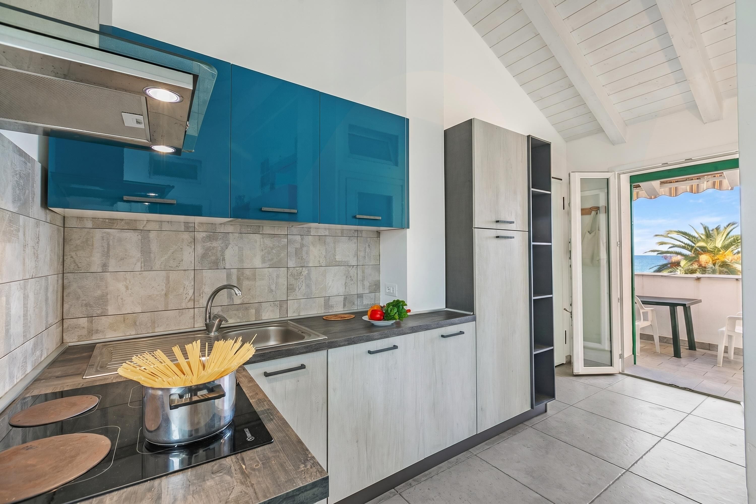 Appartement Familial, 2 chambres, four à micro-ondes, vue mer (Casa Elisa - Sea Front) | Cuisine privée
